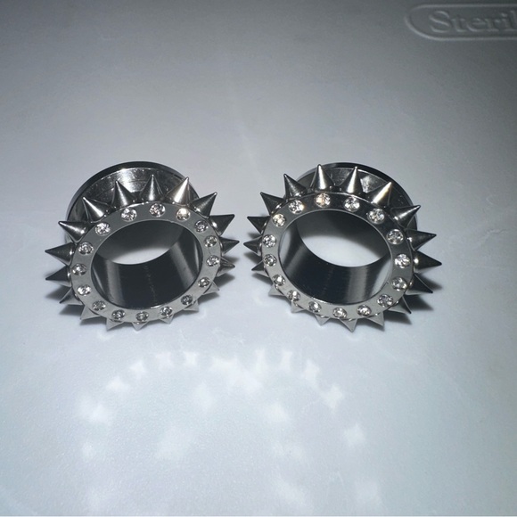 New 18 mm Ear Plugs piercings Earrings lobes never worn - Picture 1 of 6